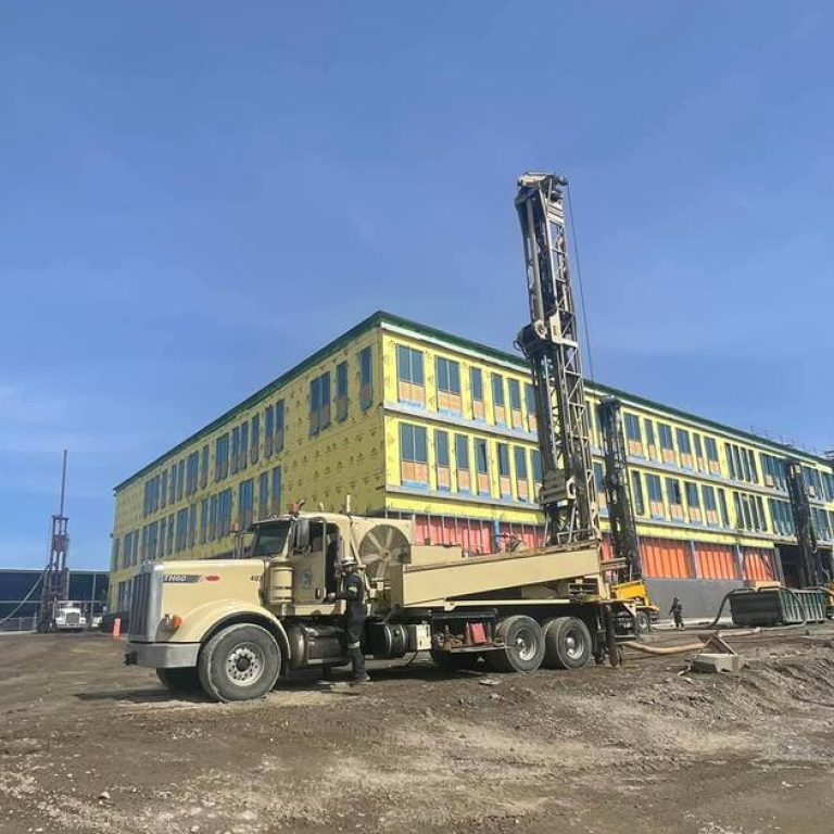 Projet secteur Laval, école secondaire avec 82 forages géothermiques.